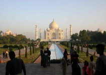 wirklich beeindruckend groß, dieses Taj Mahal