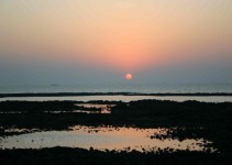 Sonnenuntergang beim Tempel in der Nähe von Mumbai