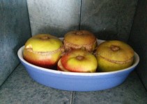 Äpfel gefüllt in den Ofen